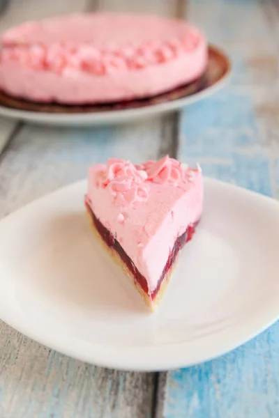 Cheesecake with pink marshmallow fluff — Stock Photo, Image