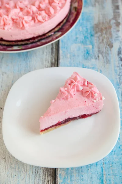 Gâteau au fromage avec duvet de guimauve rose — Photo