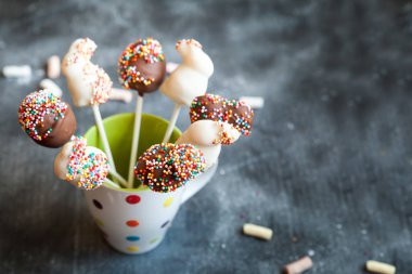 Mutlu Paskalya kek çıkar