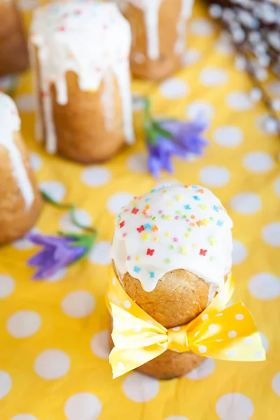 Bolos de Páscoa Kulich com gelo e polvilhas — Fotografia de Stock