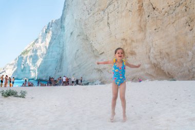 Sevimli kız sahilde eğleniyor