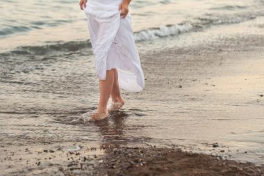 Kadının bacak akşam bir plajda