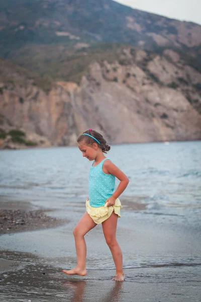 Schattig meisje lopen op een strand — Stockfoto