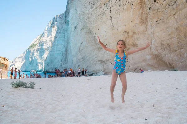 Sevimli kız sahilde eğleniyor