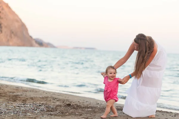 Schattige kleuter meisje lopen op een strand — Stockfoto