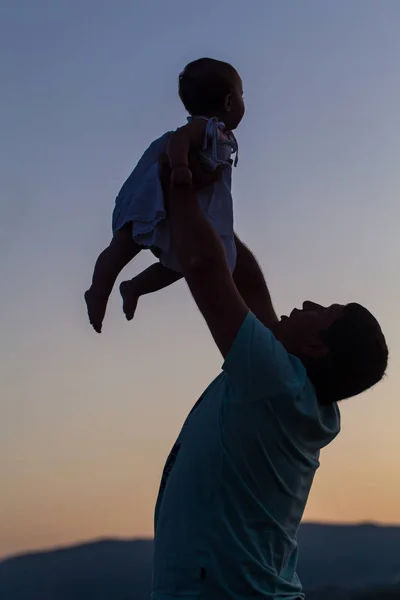 Szczęśliwy ojciec z małą córeczką na zachód słońca — Zdjęcie stockowe