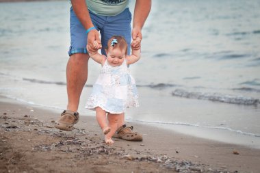 Şirin Bebek kız Sahilde yürüyüş