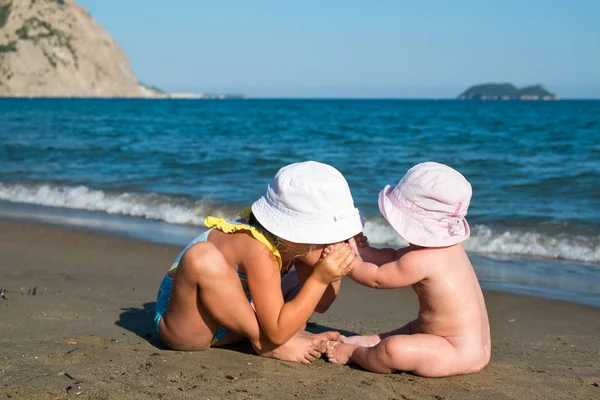 Cute sisters having fun on a beach — Stock Photo, Image