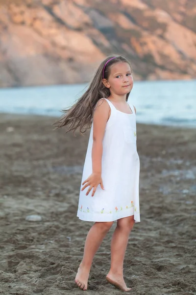 Schattig meisje plezier op een strand — Stockfoto