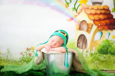 St Patricks Günü şapkalı bir yeni doğmuş bebek uyku