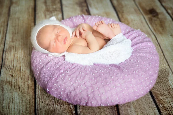 Bebê recém-nascido adormecido em um travesseiro violeta — Fotografia de Stock