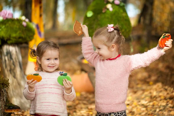 Sonbahar parkta gülümseyen kız — Stok fotoğraf