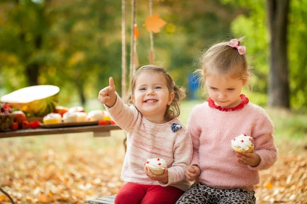 Sonbahar parkta gülümseyen kız — Stok fotoğraf