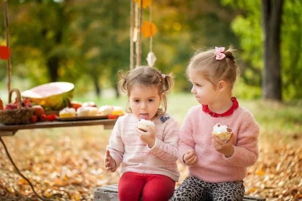Sonbahar parkta gülümseyen kız