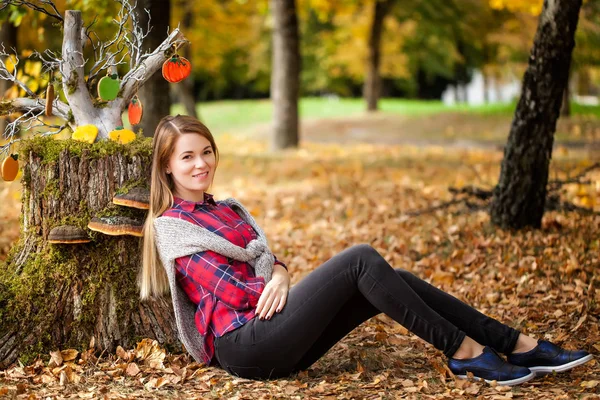 Chica joven en el parque de otoño — Foto de Stock