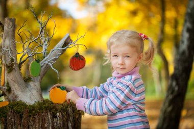 Sonbahar parkta küçük kız