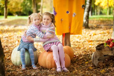 sonbahar Park iki kız kardeş