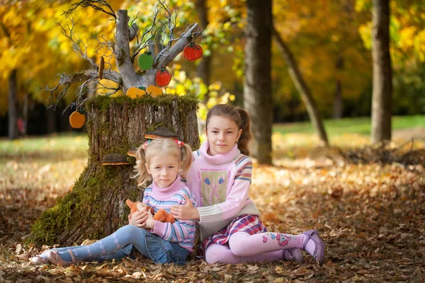 Girls in the autumn park — Stock Photo, Image