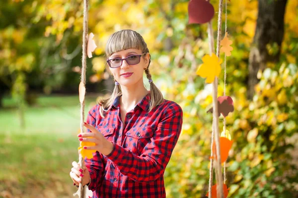 Mujer joven en el parque de otoño — Foto de Stock