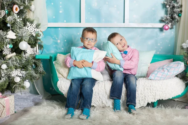 Dois Irmãos Estúdio Decorado Natal Cores Pastel — Fotografia de Stock