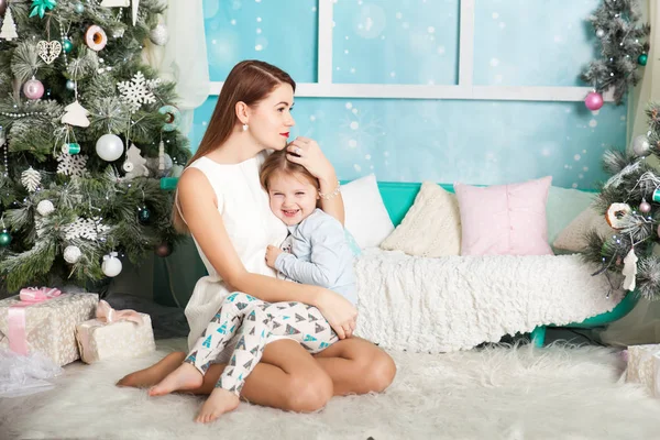 母亲和女儿在一个圣诞节装饰工作室在柔和的颜色 — 图库照片