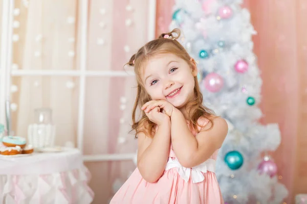 Menina Bonito Estúdio Natal Decorado Cores Pastel — Fotografia de Stock