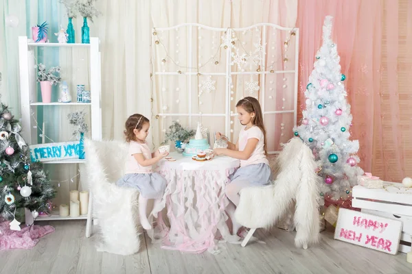 Duas Irmãs Estúdio Natal Decorado Cores Pastel — Fotografia de Stock