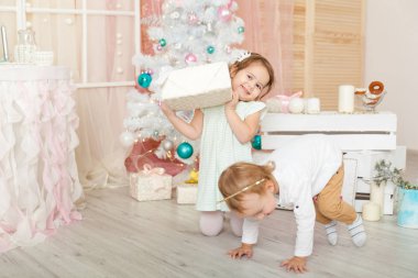 Çocuklar Noel süslemeli bir stüdyoda pastel renklerle