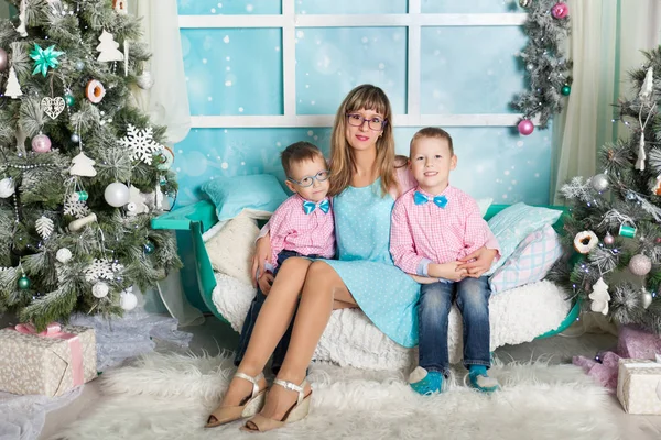 Zwei Brüder Und Junge Mutter Einem Weihnachtlich Dekorierten Atelier Pastellfarben — Stockfoto
