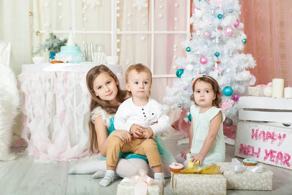 Gyerekek Egy Karácsonyi Díszített Stúdióban Pasztell Színekben — Stock Fotó
