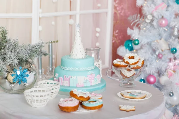 Pastel renklerle süslenmiş bir Noel stüdyosu.