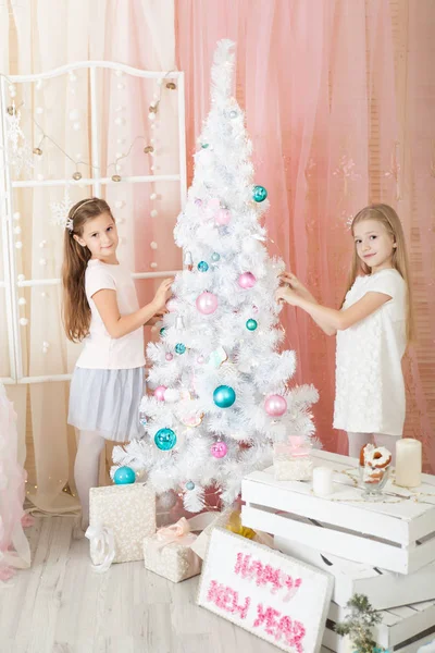 Meninas Estúdio Natal Decorado Cores Pastel — Fotografia de Stock