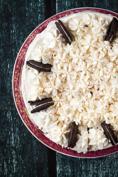 Bolo Queijo Cremoso Com Chocolate Preto Branco Biscoitos Fundo Escuro — Fotografia de Stock