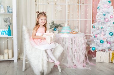 Sevimli kız bir Noel studio pastel renklerde dekore edilmiştir.