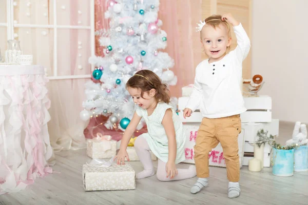 Çocuklar Noel süslemeli bir stüdyoda pastel renklerle