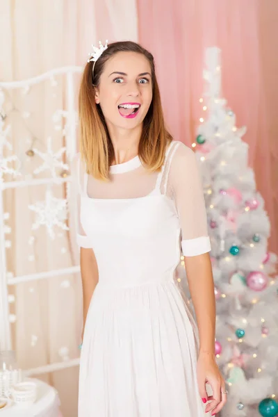 Junge Frau Einem Weihnachtlich Dekorierten Atelier Pastellfarben — Stockfoto