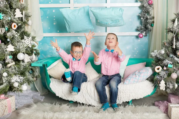 Zwei Brüder Einem Weihnachtlich Dekorierten Atelier Pastellfarben — Stockfoto