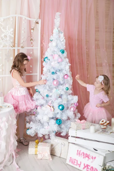 圣诞装饰工作室里的两个姐妹 涂上了淡淡的色彩 — 图库照片