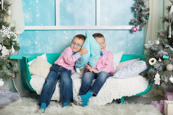 Két Testvér Egy Karácsonyi Díszített Stúdióban Pasztell Színekben — Stock Fotó