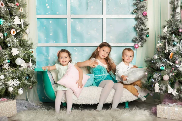 Crianças Estúdio Decorado Natal Cores Pastel — Fotografia de Stock