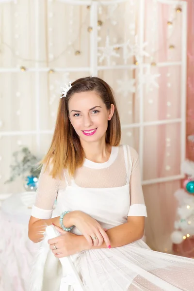 Junge Frau Einem Weihnachtlich Dekorierten Atelier Pastellfarben — Stockfoto