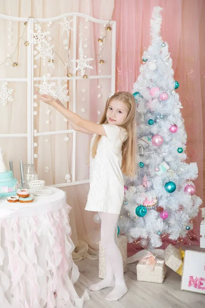 Menina Bonito Estúdio Natal Decorado Cores Pastel — Fotografia de Stock