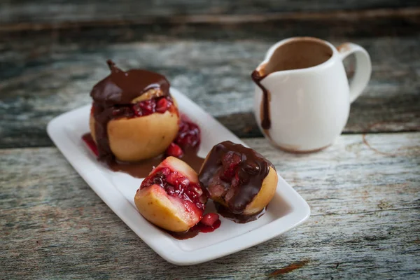 Rote Backäpfel Mit Walnüssen Und Himbeeren Die Mit Schokolade Auf — Stockfoto