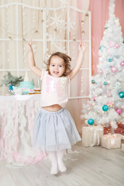 Menina Bonito Estúdio Natal Decorado Cores Pastel — Fotografia de Stock