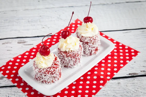 Torte Rosse Con Panna Montata Patatine Ciliegia Cocco Tessuto Rosso — Foto Stock