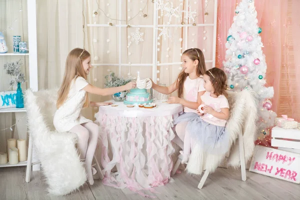 Mädchen Einem Weihnachtlich Dekorierten Studio Pastellfarben — Stockfoto