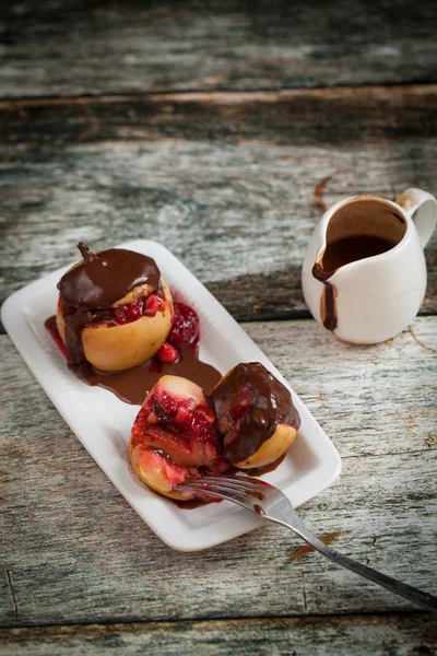 Maçãs Assadas Vermelhas Com Nozes Framboesa Derramando Com Chocolate Fundo — Fotografia de Stock