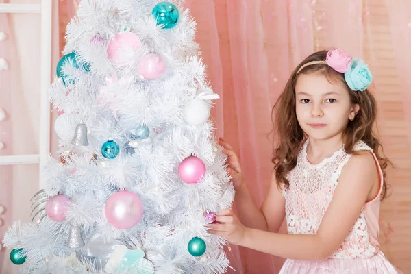 Sevimli Kız Bir Noel Studio Pastel Renklerde Dekore Edilmiştir — Stok fotoğraf