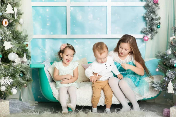 Παιδιά Χριστουγεννιάτικο Διακοσμημένο Στούντιο Παστέλ Χρώματα — Φωτογραφία Αρχείου