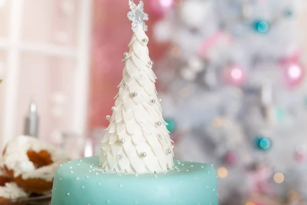 Ein Weihnachtskuchen Einem Dekorierten Atelier Pastellfarben — Stockfoto